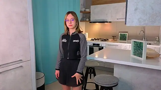 SharriDobes online show from 3, 12, 2025