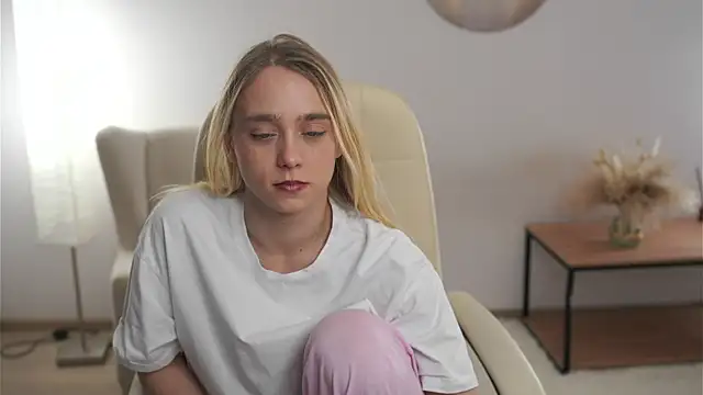 Snapshot of SharleneTaymon chatting on 27, 11, 2025 SharleneTaymon online show from 27, 11, 2025