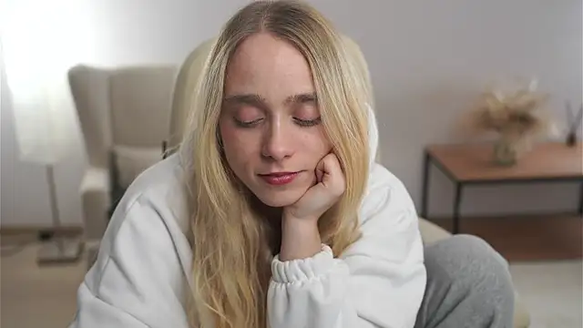 Snapshot of SharleneTaymon chatting on 28, 11, 2025 SharleneTaymon online show from 28, 11, 2025