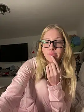 Snapshot of RosieLovexoxx chatting on 16, 12, 2025 RosieLovexoxx online show from 16, 12, 2025