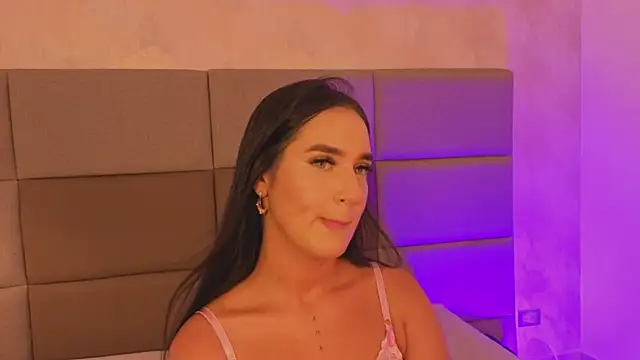 Snapshot of Emily_luve chatting on 4, 5, 2026 Emily luve online show from 4, 5, 2026