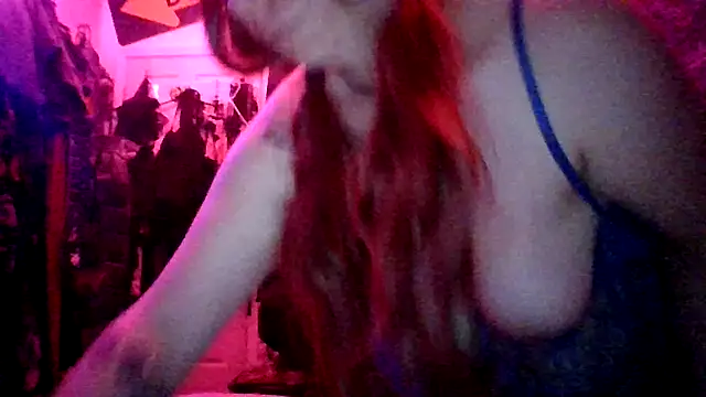 Snapshot of spunfoxxx chatting on 18, 12, 2025 spunfoxxx online show from 18, 12, 2025