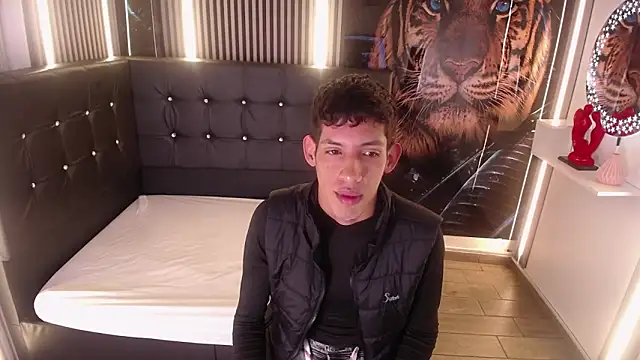 Snapshot of AleJines__ chatting on 2, 12, 2025 AleJines online show from 2, 12, 2025