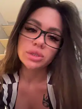 Snapshot of SiennaLuxexx chatting on 4, 7, 2026 SiennaLuxexx online show from 4, 7, 2026