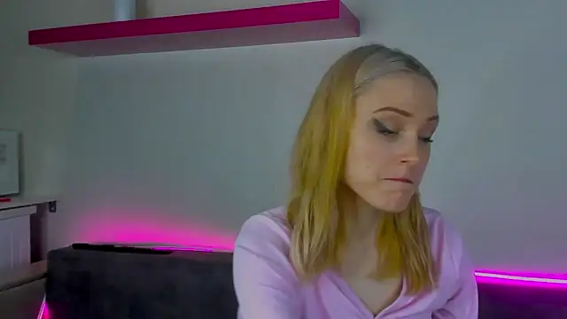 Snapshot of Gina_Gina_love chatting on 19, 12, 2025 Gina Gina love online show from 19, 12, 2025