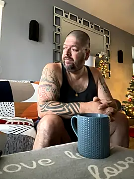 Snapshot of chatting on 4, 12, 2025 online show from 4, 12, 2025