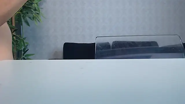 Snapshot of SilviaVanda chatting on 23, 12, 2025 SilviaVanda online show from 23, 12, 2025