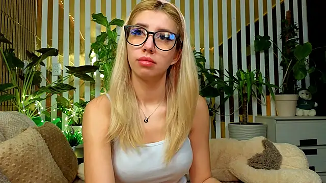 Snapshot of FlowweerGirl chatting on 5, 12, 2025 FlowweerGirl online show from 5, 12, 2025