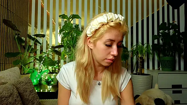 Snapshot of FlowweerGirl chatting on 13, 12, 2025 FlowweerGirl online show from 13, 12, 2025