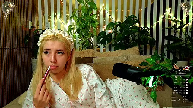 Snapshot of FlowweerGirl chatting on 21, 12, 2025 FlowweerGirl online show from 21, 12, 2025