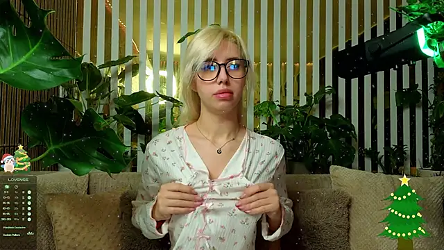 Snapshot of FlowweerGirl chatting on 6, 1, 2026 FlowweerGirl online show from 6, 1, 2026