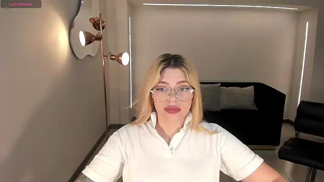 Snapshot of MadisonKane chatting on 30, 11, 2025 MadisonKane online show from 30, 11, 2025