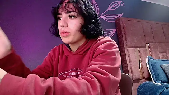 Snapshot of Kiara_Fox__ chatting on 7, 5, 2026 Kiara Fox online show from 7, 5, 2026