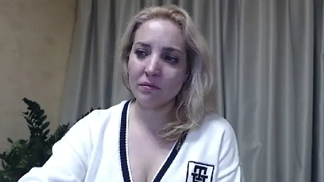 Snapshot of sweetpussy chatting on 5, 3, 2025 sweetpussy online show from 5, 3, 2025