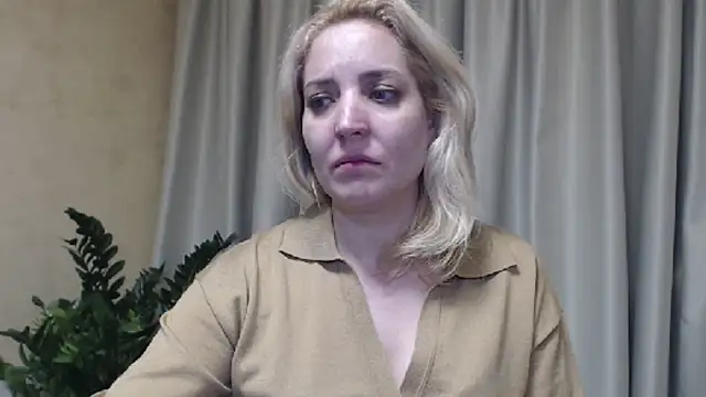Snapshot of sweetpussy chatting on 8, 3, 2025 sweetpussy online show from 8, 3, 2025