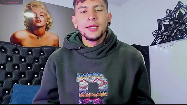 Snapshot of vaalentiino chatting on 20, 12, 2025 vaalentiino online show from 20, 12, 2025