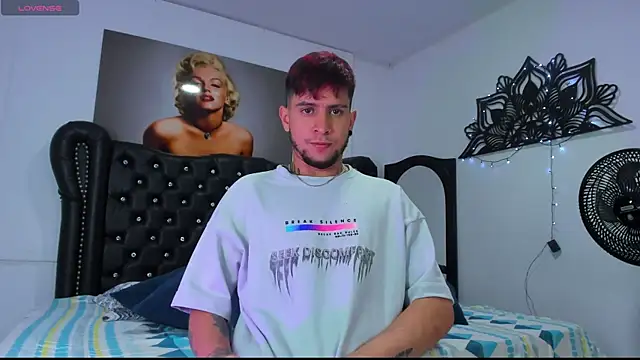 Snapshot of vaalentiino chatting on 22, 12, 2025 vaalentiino online show from 22, 12, 2025