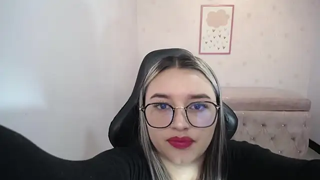 Snapshot of Iris_Bell_ch chatting on 14, 12, 2025 Iris Bell ch online show from 14, 12, 2025