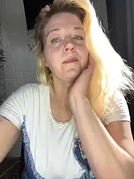 Snapshot of JenniferCarmen chatting on 8, 5, 2026 JenniferCarmen online show from 8, 5, 2026
