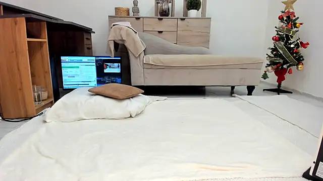 Snapshot of classy_medea chatting on 17, 12, 2025 classy medea online show from 17, 12, 2025