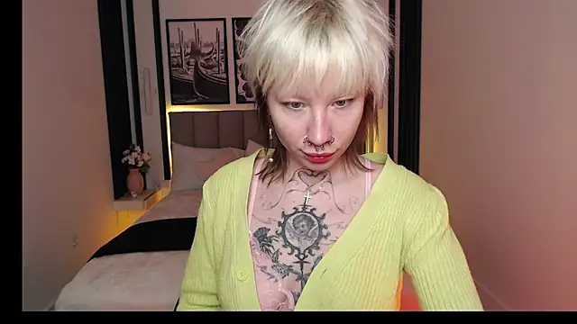 Luna Hurt online show from 17, 12, 2025