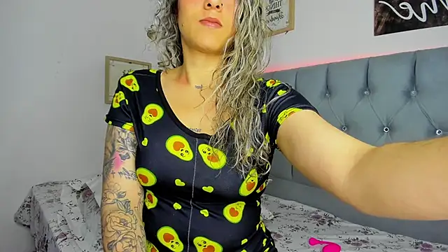 Snapshot of Srta-Melina chatting on 14, 12, 2025 Srta-Melina online show from 14, 12, 2025