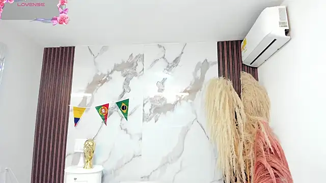 Annyhathatway online show from 25, 6, 2026