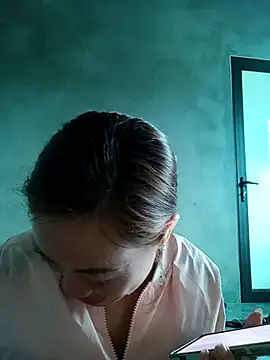 Snapshot of little-effy chatting on 15, 12, 2025 little-effy online show from 15, 12, 2025