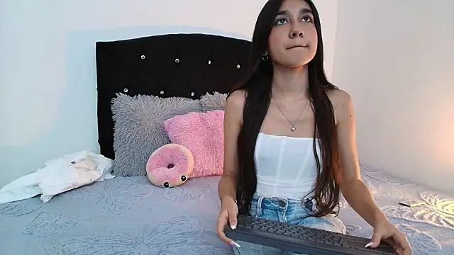 Snapshot of Mimi_Glow chatting on 19, 2, 2026 Mimi Glow online show from 19, 2, 2026