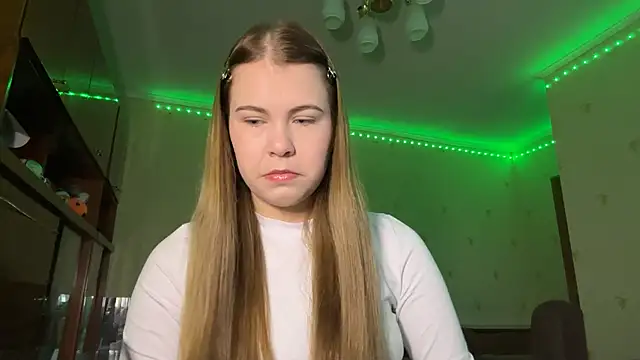 Snapshot of MaevAmy chatting on 15, 12, 2025 MaevAmy online show from 15, 12, 2025