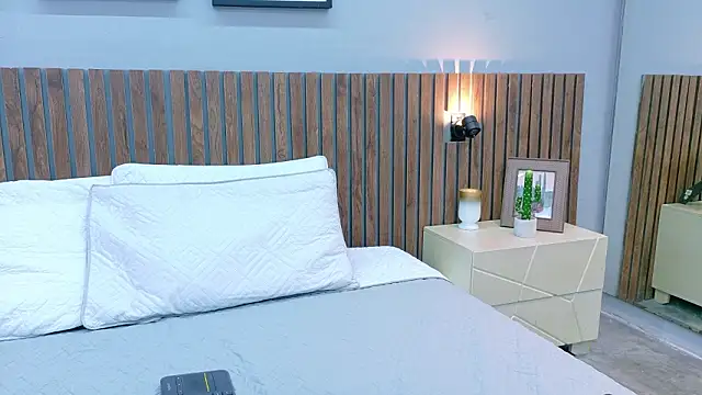 Mia Bellefort online show from 13, 2, 2026