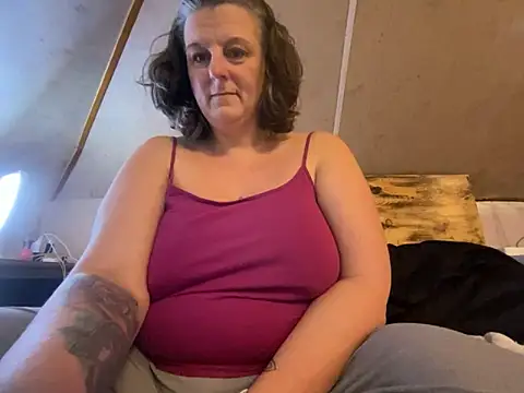 Snapshot of MommaBear5676 chatting on 15, 12, 2025 MommaBear5676 online show from 15, 12, 2025