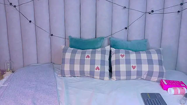 Snapshot of Miia_Anderson chatting on 16, 12, 2025 Miia Anderson online show from 16, 12, 2025