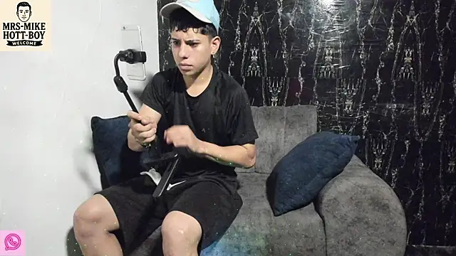 Snapshot of Mrs-mike-hott-boy chatting on 16, 12, 2025 Mrs-mike-hott-boy online show from 16, 12, 2025