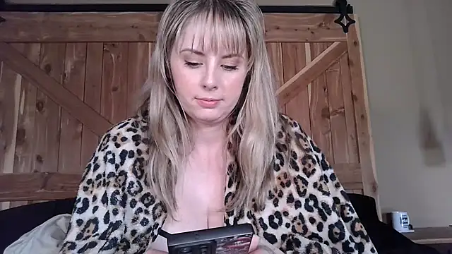 Snapshot of onesmittenkitten chatting on 3, 3, 2026 onesmittenkitten online show from 3, 3, 2026