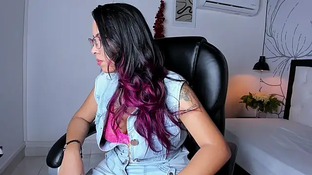 Snapshot of isa_valverde chatting on 18, 12, 2025 isa valverde online show from 18, 12, 2025