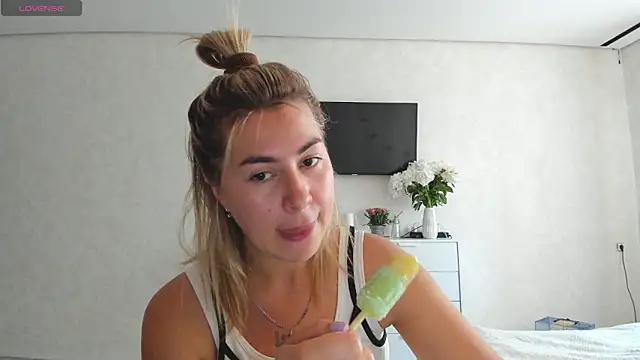 Snapshot of Roxi_Joy chatting on 5, 6, 2026 Roxi Joy online show from 5, 6, 2026
