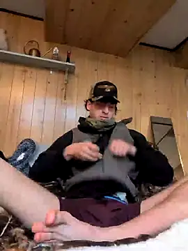 Snapshot of B8RHUNG chatting on 16, 12, 2025 B8RHUNG online show from 16, 12, 2025