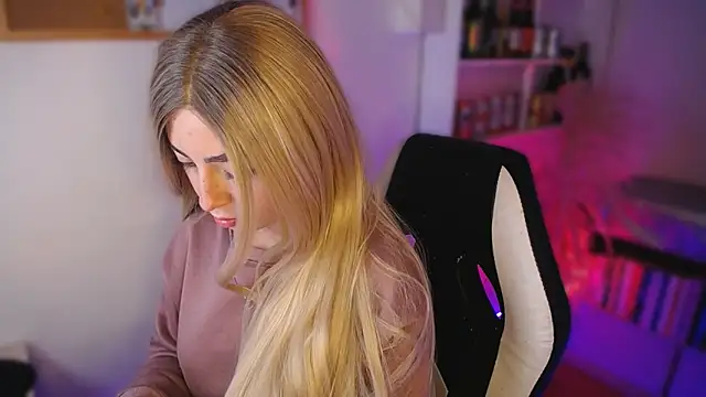 Snapshot of channel_blondee chatting on 7, 5, 2026 channel blondee online show from 7, 5, 2026