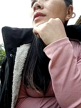 Snapshot of Uzi-na chatting on 18, 12, 2025 Uzi-na online show from 18, 12, 2025