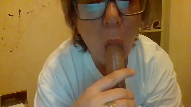 Snapshot of becky1111 chatting on 9, 6, 2026 becky1111 online show from 9, 6, 2026