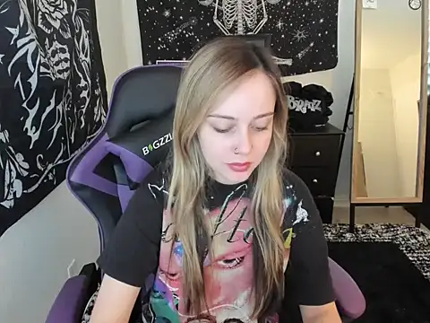 Snapshot of luna_lovelyyy chatting on 17, 12, 2025 luna lovelyyy online show from 17, 12, 2025