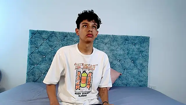 Snapshot of maxfrost_1 chatting on 19, 12, 2025 maxfrost 1 online show from 19, 12, 2025