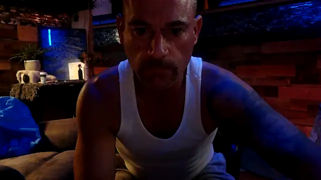 Snapshot of MISTERANDDEMI chatting on 8, 5, 2026 MISTERANDDEMI online show from 8, 5, 2026