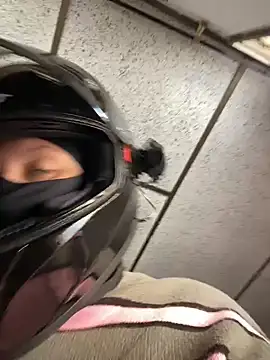 Scarlet auraa online show from 15, 4, 2026