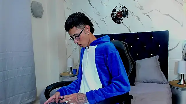 Snapshot of asher_lux chatting on 22, 4, 2026 asher lux online show from 22, 4, 2026