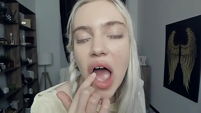 KristalCrowner online show from 9, 2, 2026