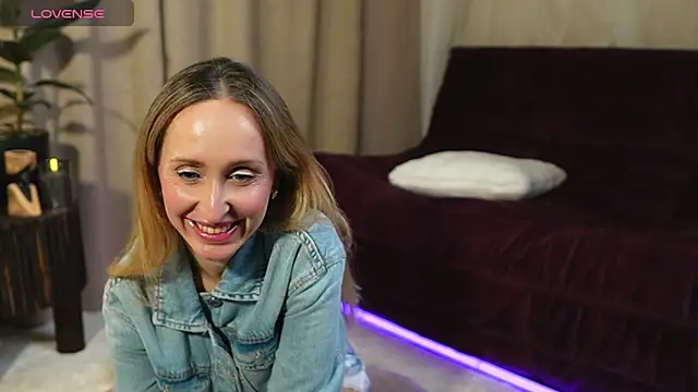 Emely Moon online show from 9, 4, 2026