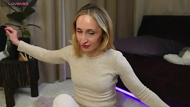 Snapshot of Emely_Moon chatting on 30, 4, 2026 Emely Moon online show from 30, 4, 2026