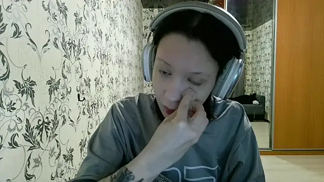 LxayBloom online show from 8, 4, 2026